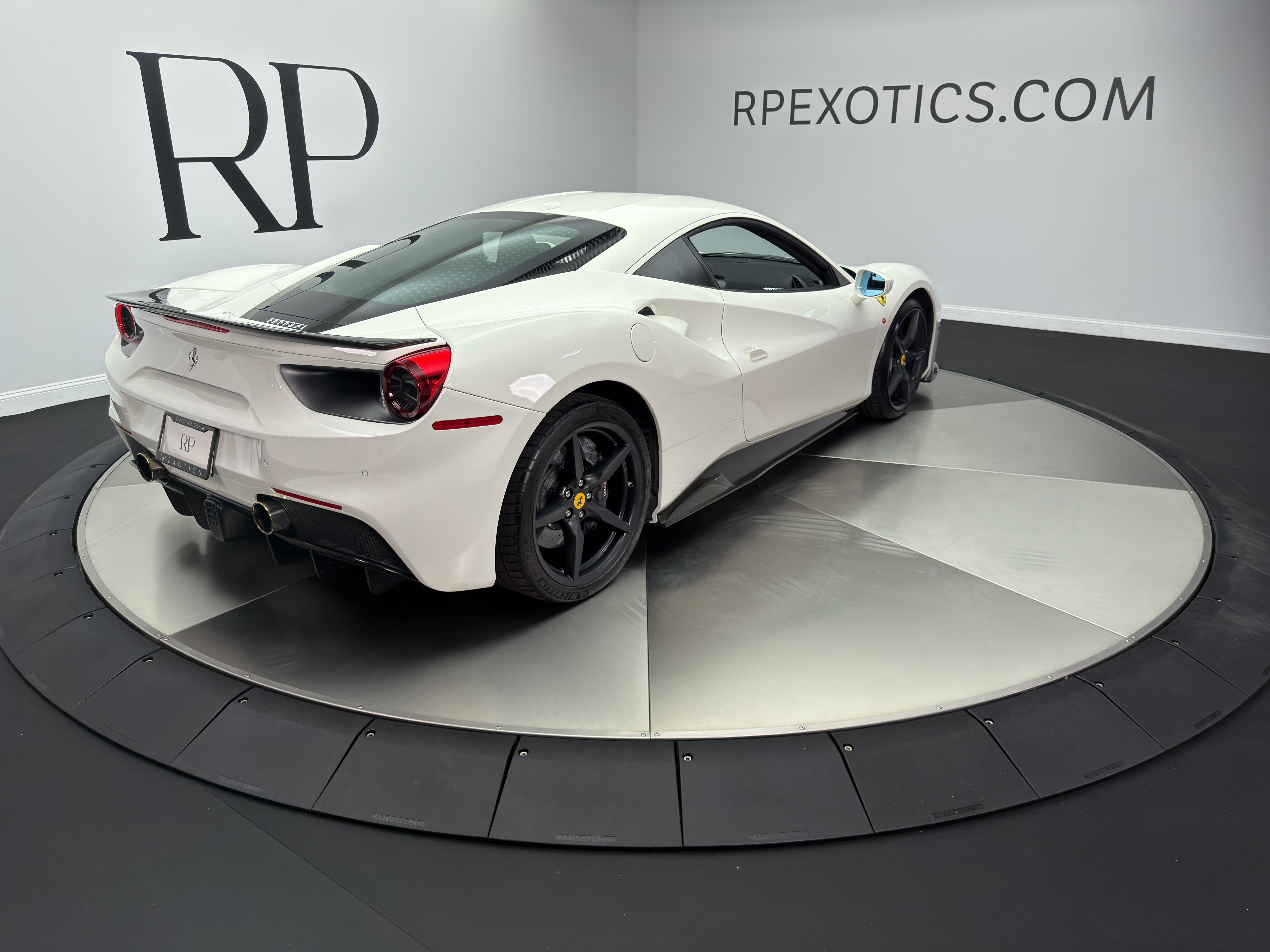 Used 2019 Ferrari 488 GTB RWD image 12