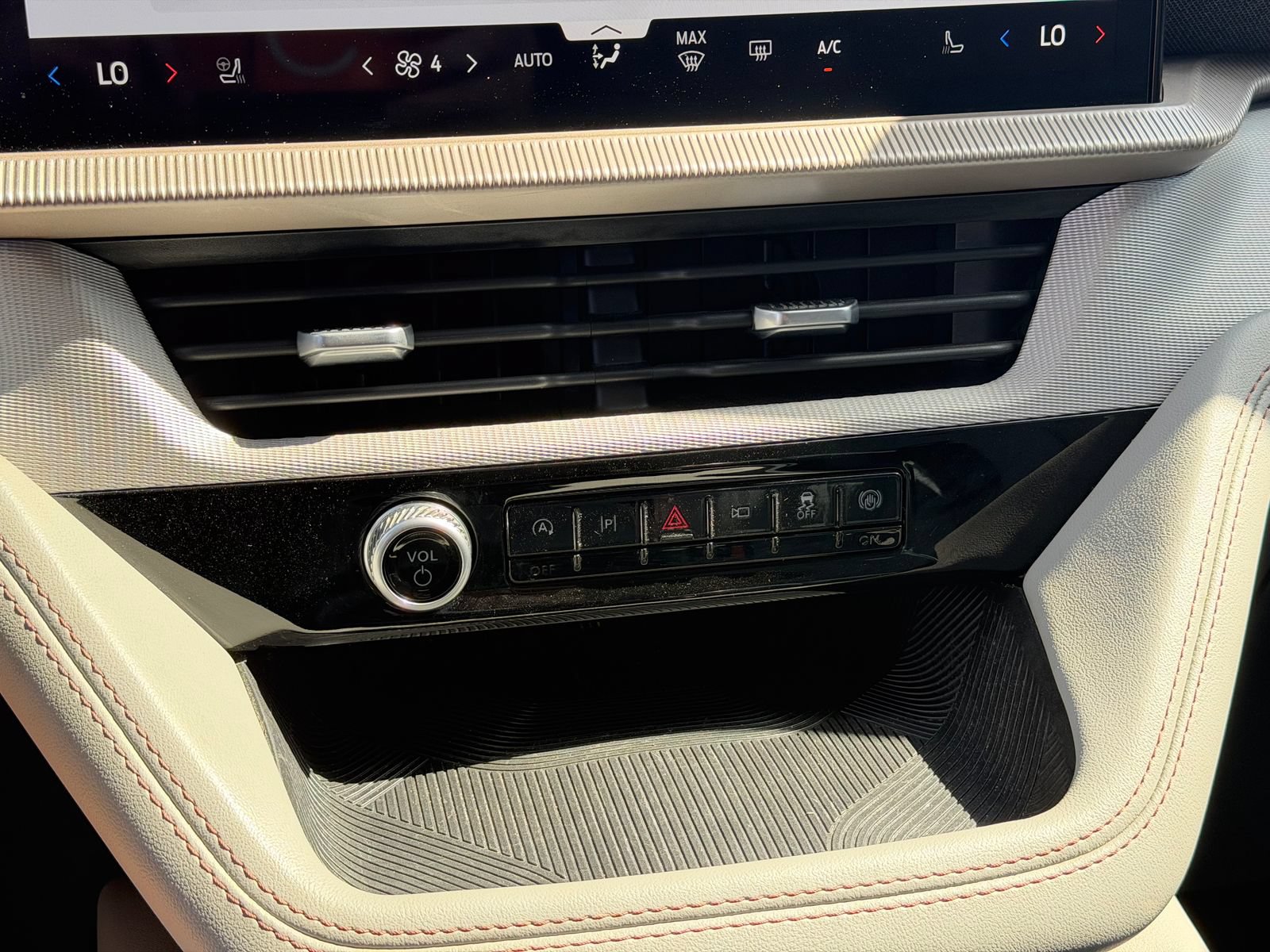 Used 2025 Ford Explorer Active w/ Active Comfort Package RWD image 24