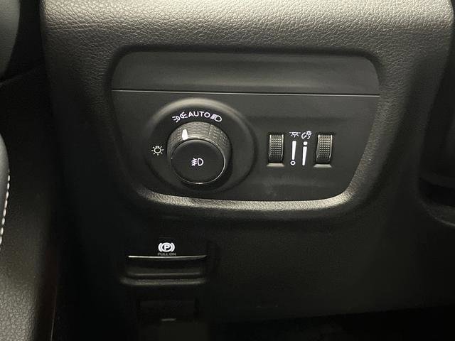 Used 2023 Jeep Grand Cherokee Limited w/ Luxury Tech Group II image 24