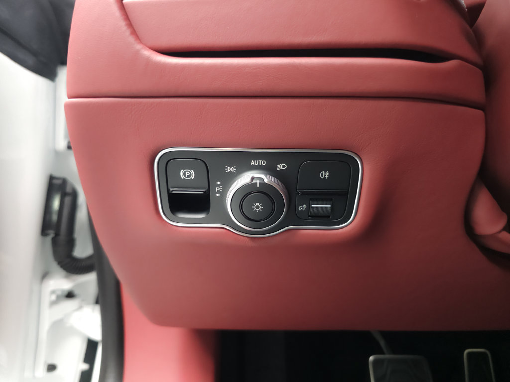 Used 2025 Aston Martin DB12 Coupe RWD image 12