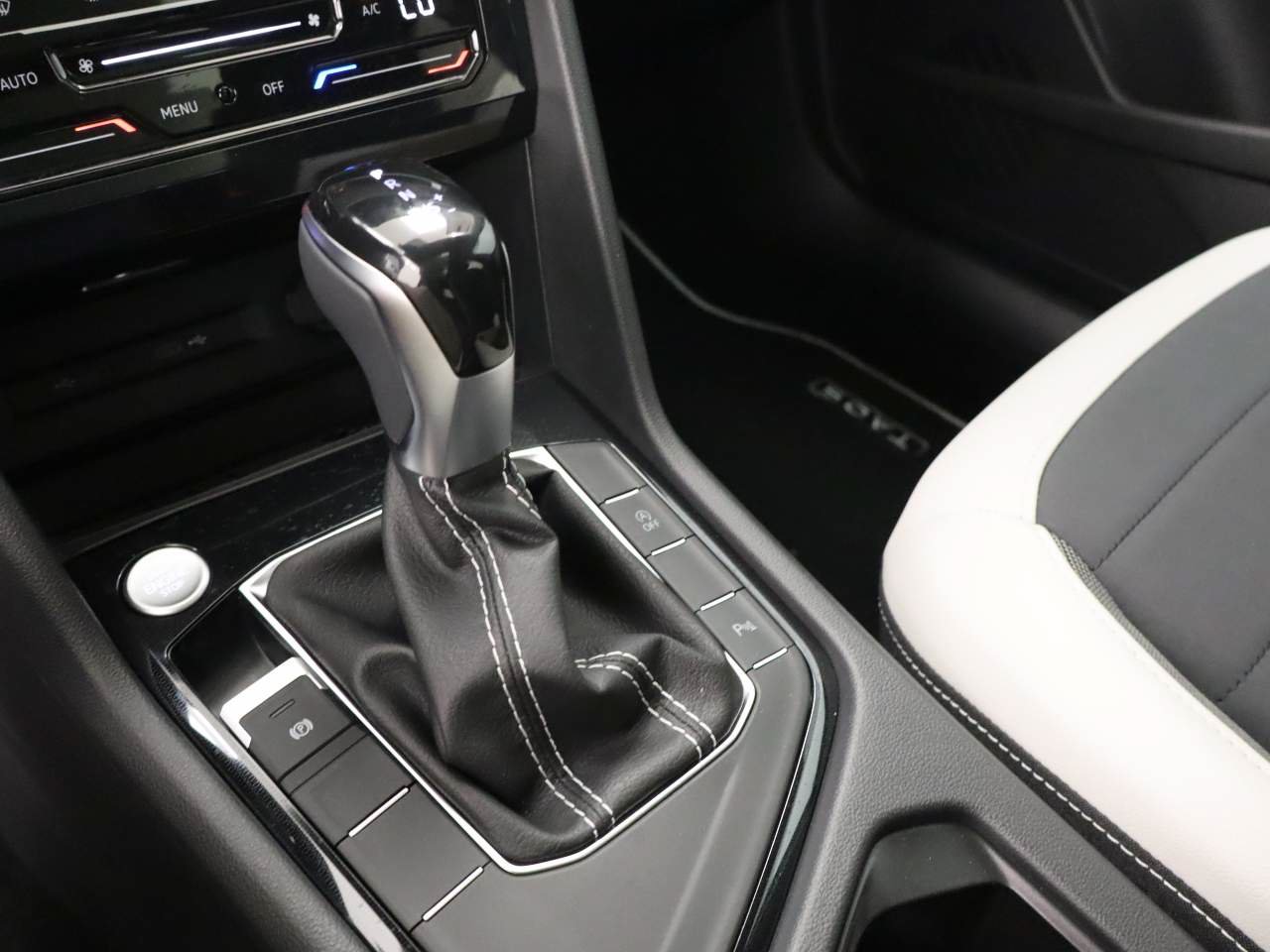 New 2026 Volkswagen Taos SE FWD image 8