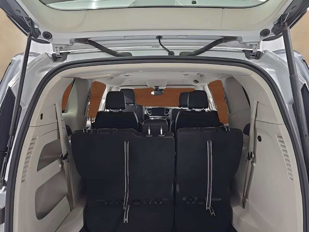 Used 2024 Chrysler Pacifica Touring-L image 17