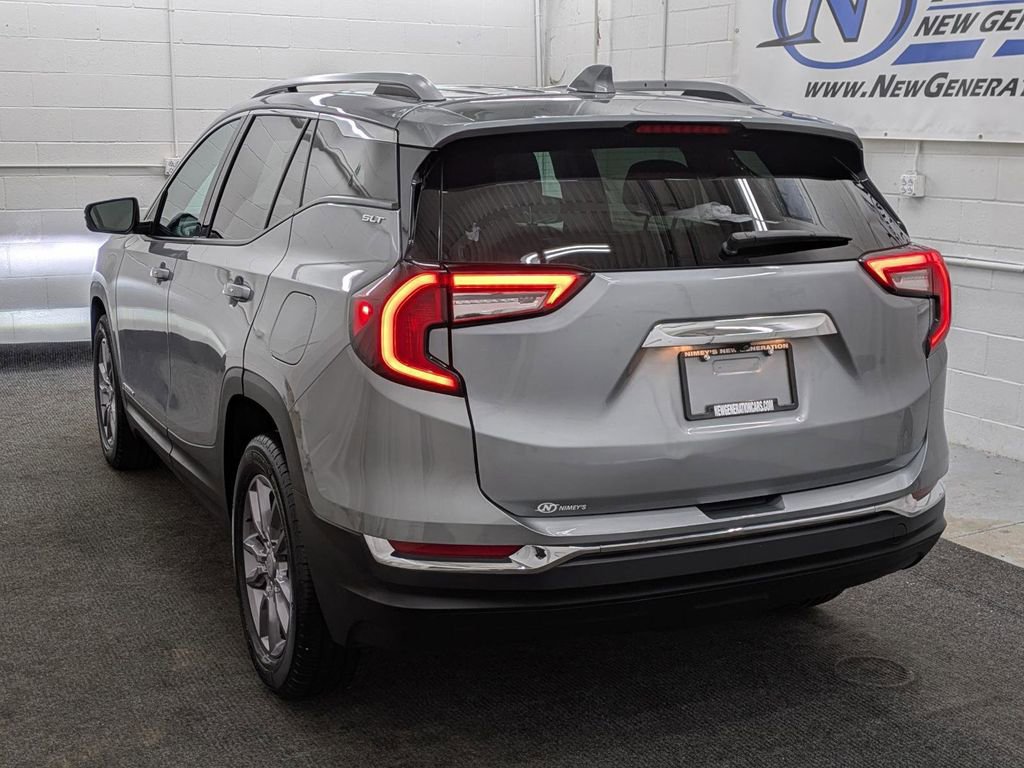 Used 2024 GMC Terrain SLT AWD/4WD image 17
