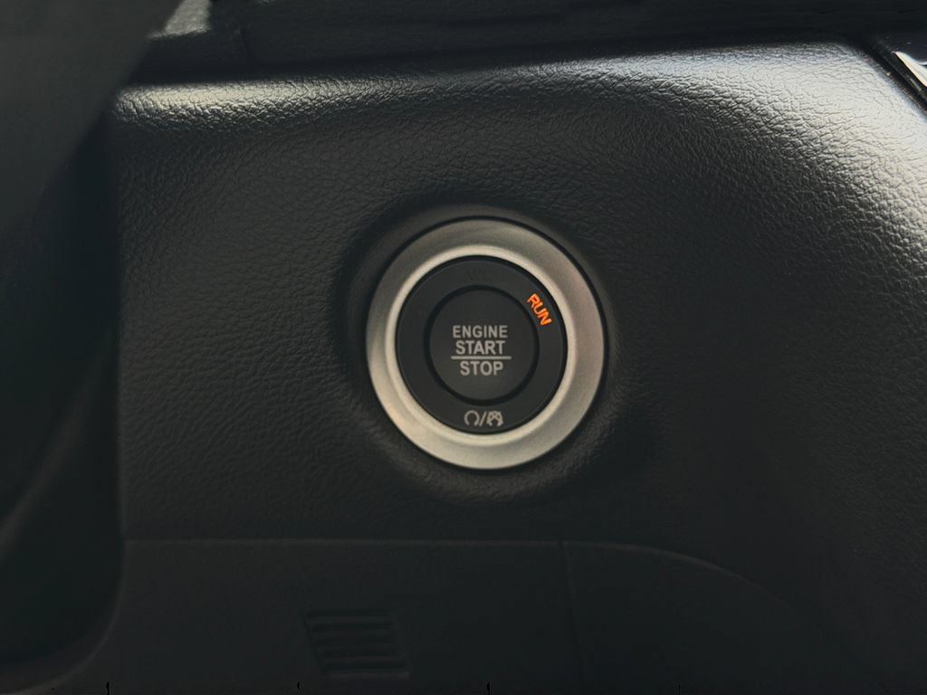 Used 2025 Chrysler Pacifica Select FWD image 18