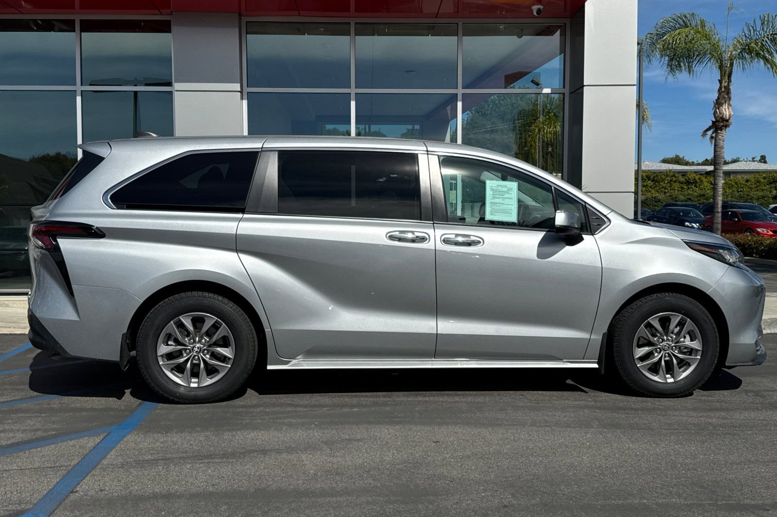 Certified 2023 Toyota Sienna XLE image 4