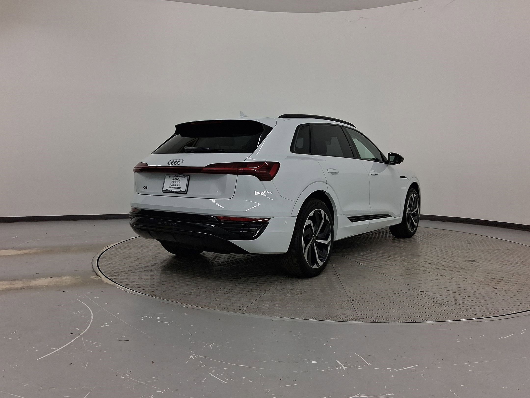 Used 2024 Audi Q8 e-tron Premium Plus w/ Premium Plus Package image 9