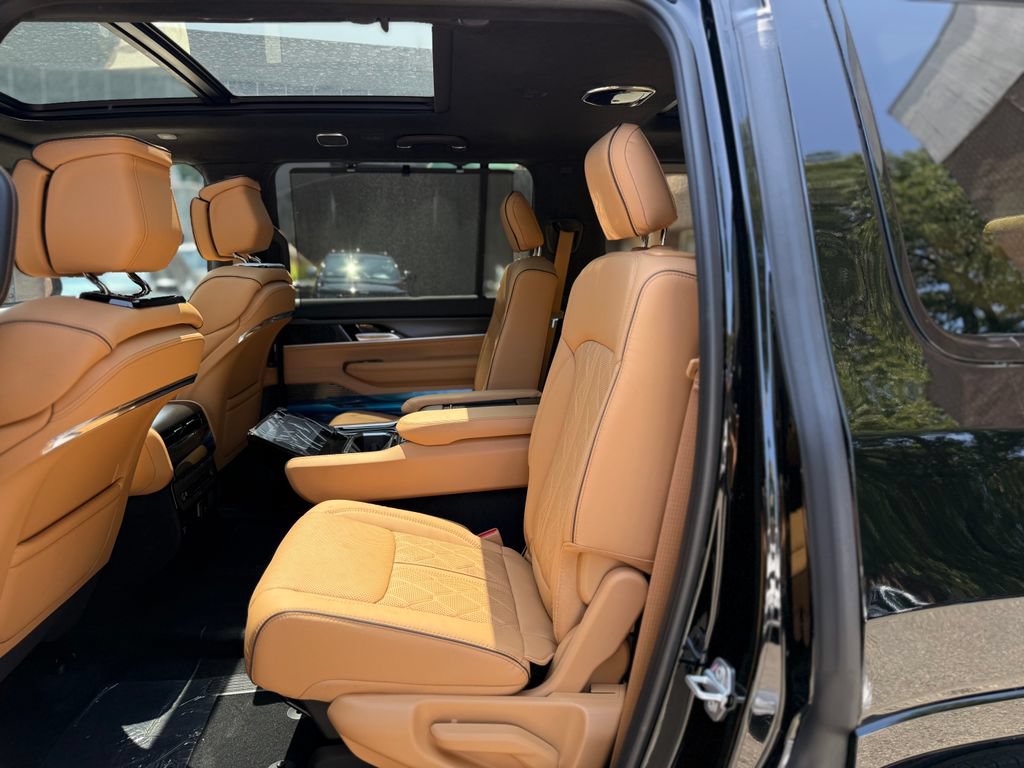 New 2026 Jeep Grand Wagoneer Summit AWD/4WD image 17