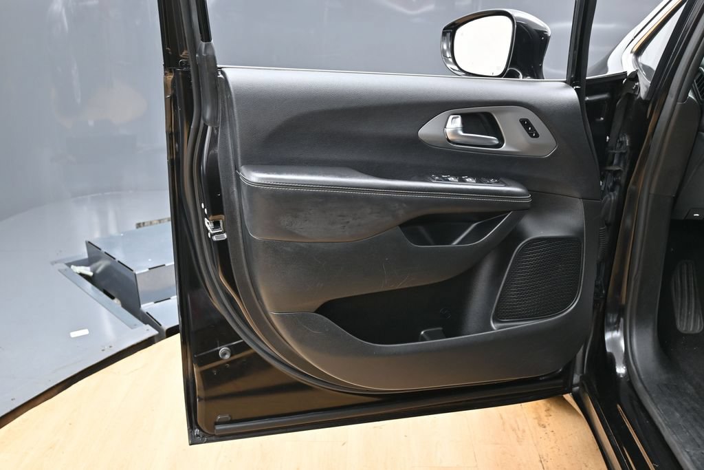 Used 2025 Chrysler Pacifica Select FWD image 33