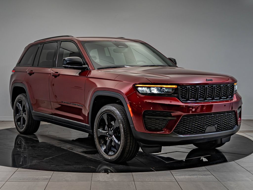 Used 2023 Jeep Grand Cherokee Altitude RWD image 3