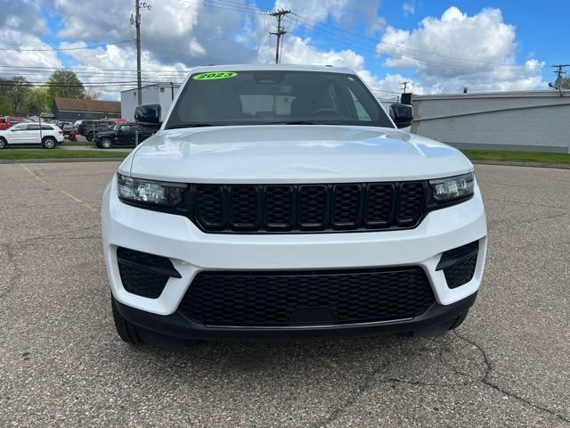 Used 2023 Jeep Grand Cherokee Altitude AWD/4WD image 8