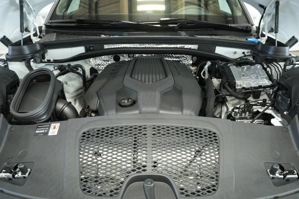 Certified 2025 Porsche Macan AWD/4WD image 30