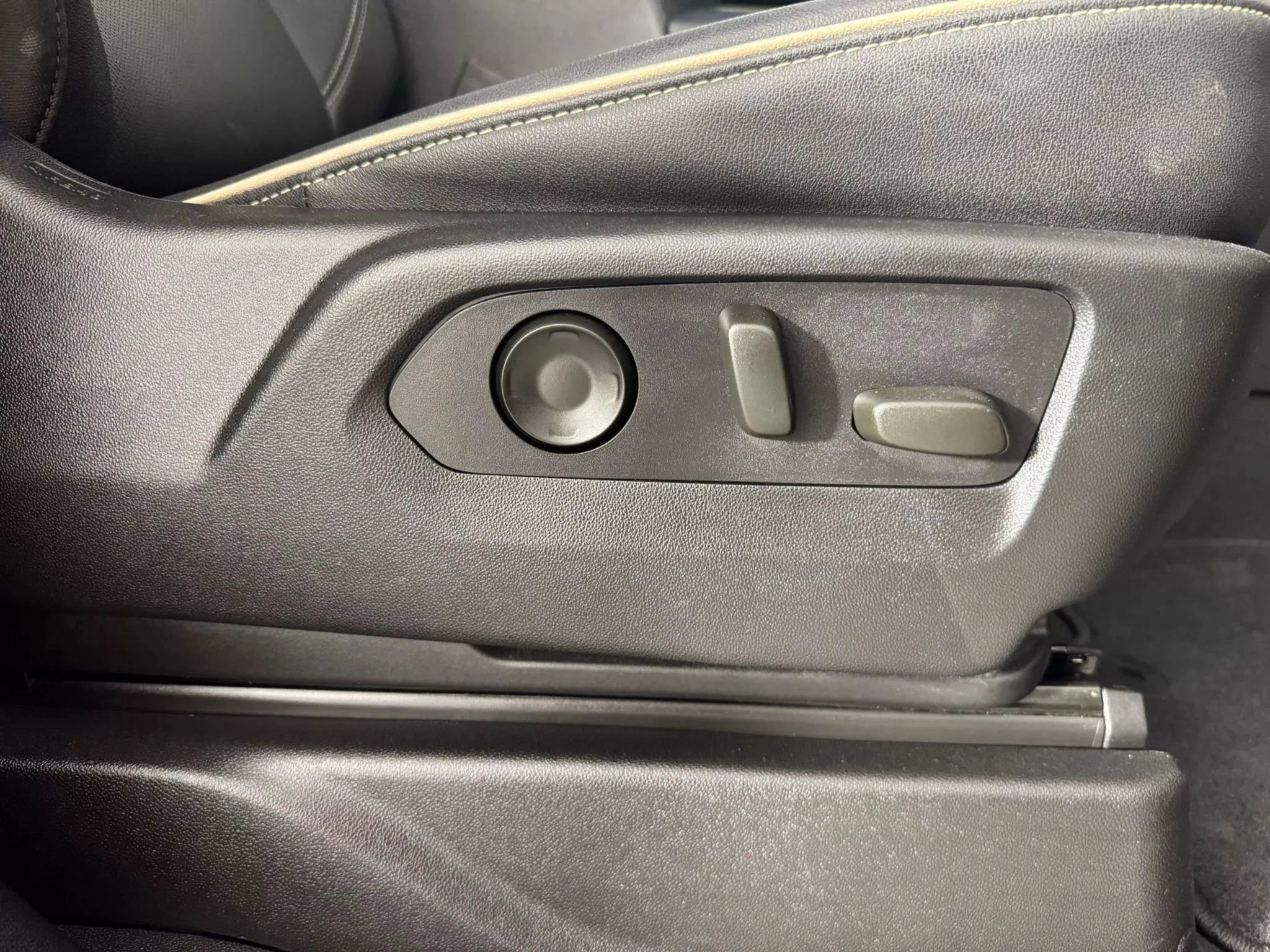 Used 2023 GMC Yukon SLT w/ SLT Luxury Package image 40