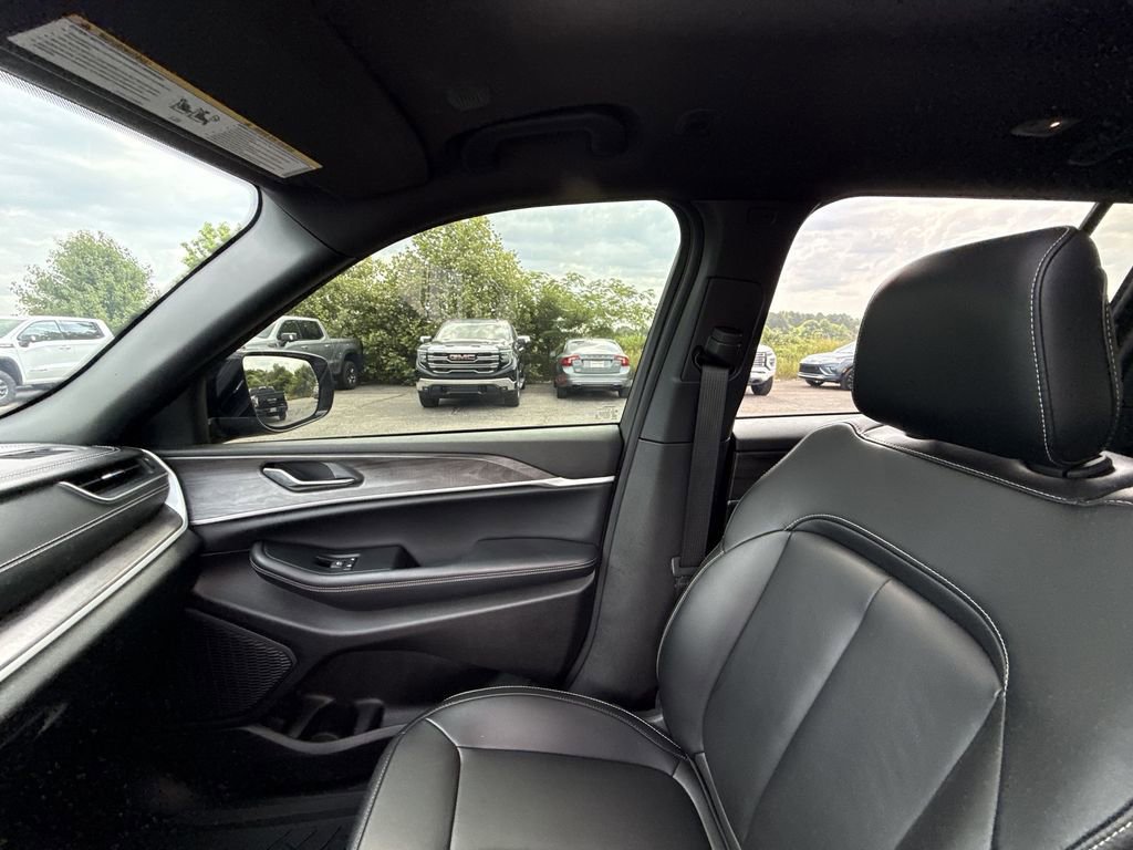 Used 2024 Jeep Grand Cherokee Limited w/ Black Appearance Package RWD image 15