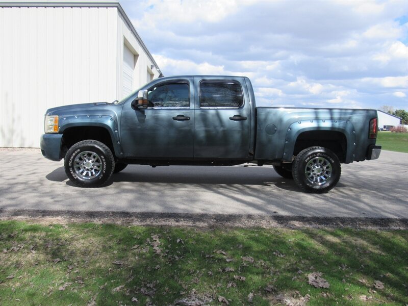 Used 2007 Chevrolet Silverado 2500 LT w/ 1LT Convenience Package AWD/4WD image 3