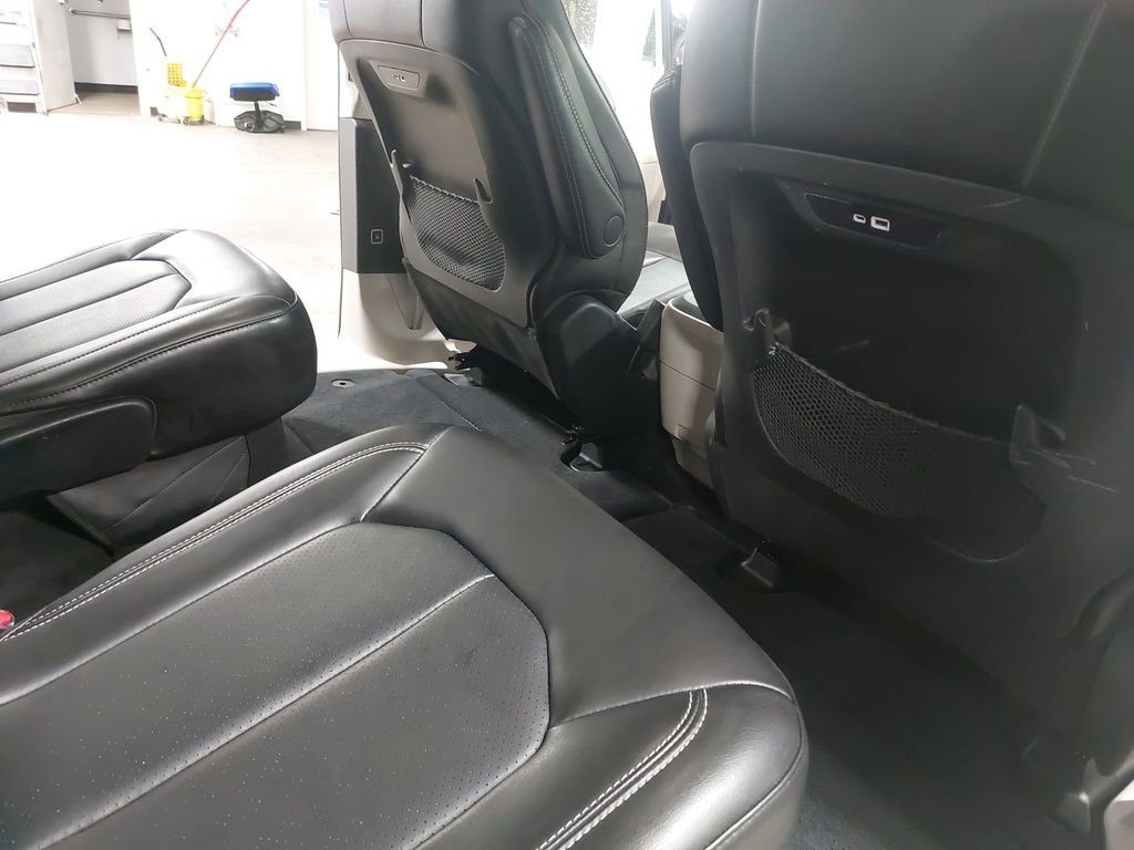 Used 2024 Chrysler Pacifica Touring-L FWD image 11