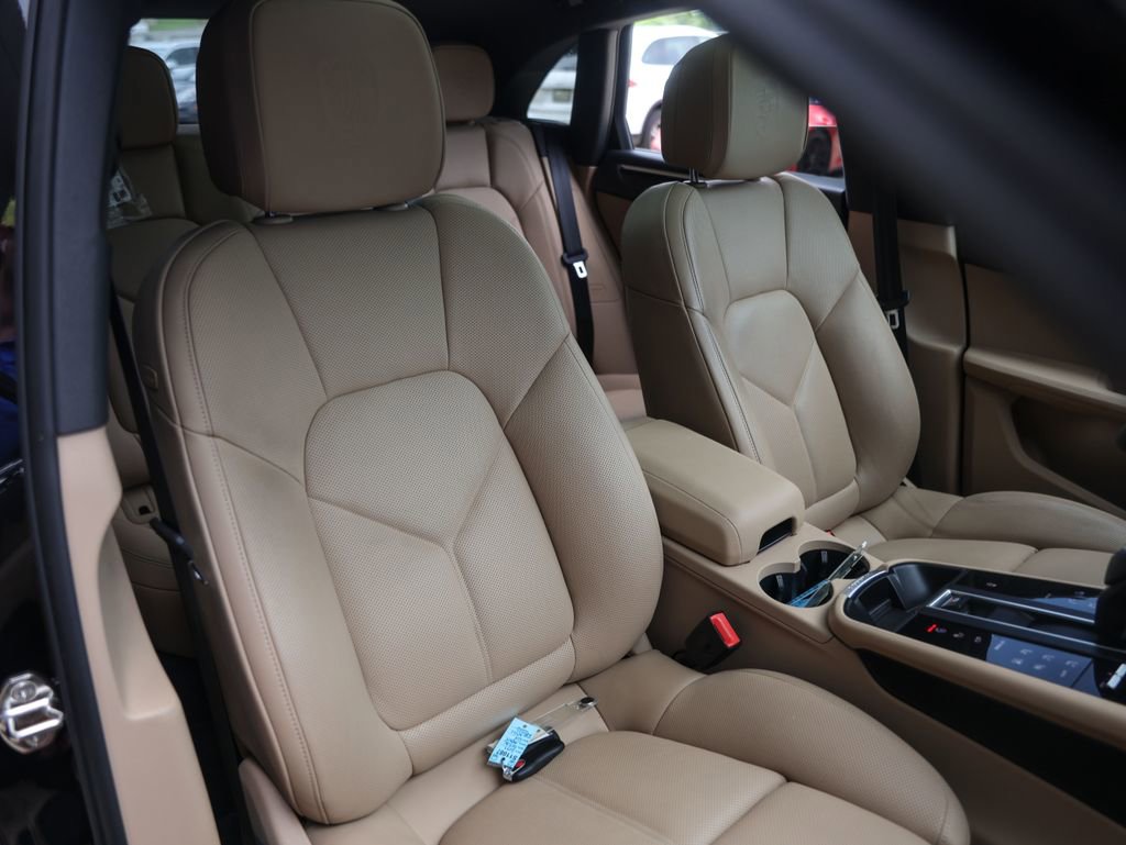 Certified 2025 Porsche Macan image 36