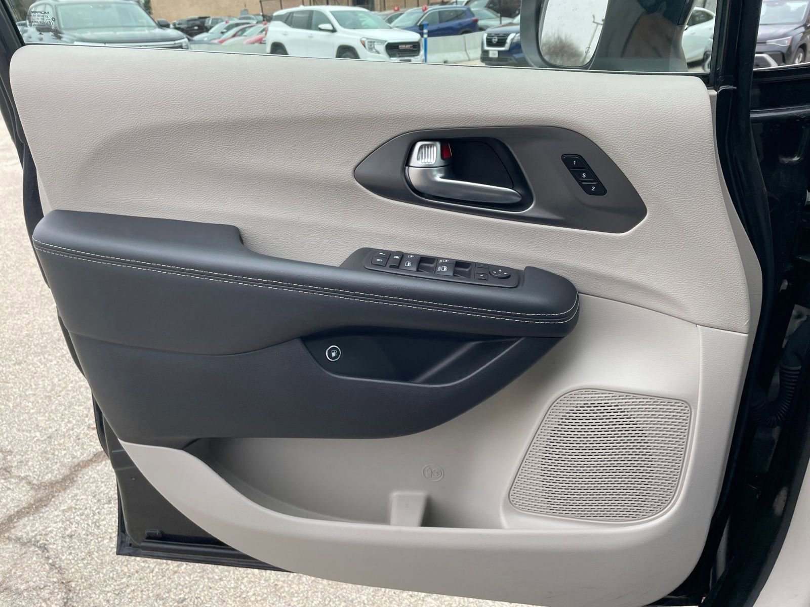 Used 2023 Chrysler Pacifica Touring-L image 18