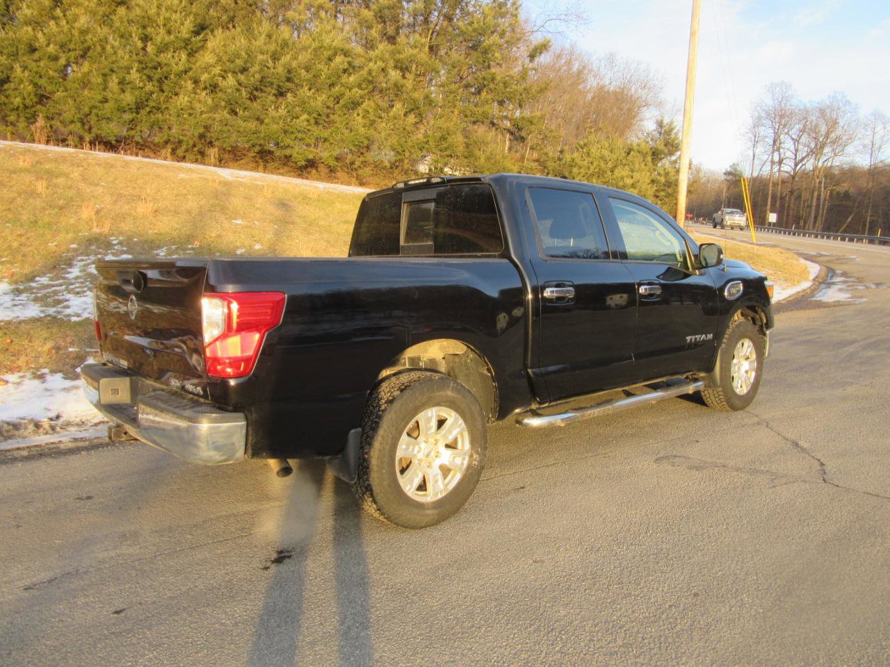 Used 2017 Nissan Titan SV image 3