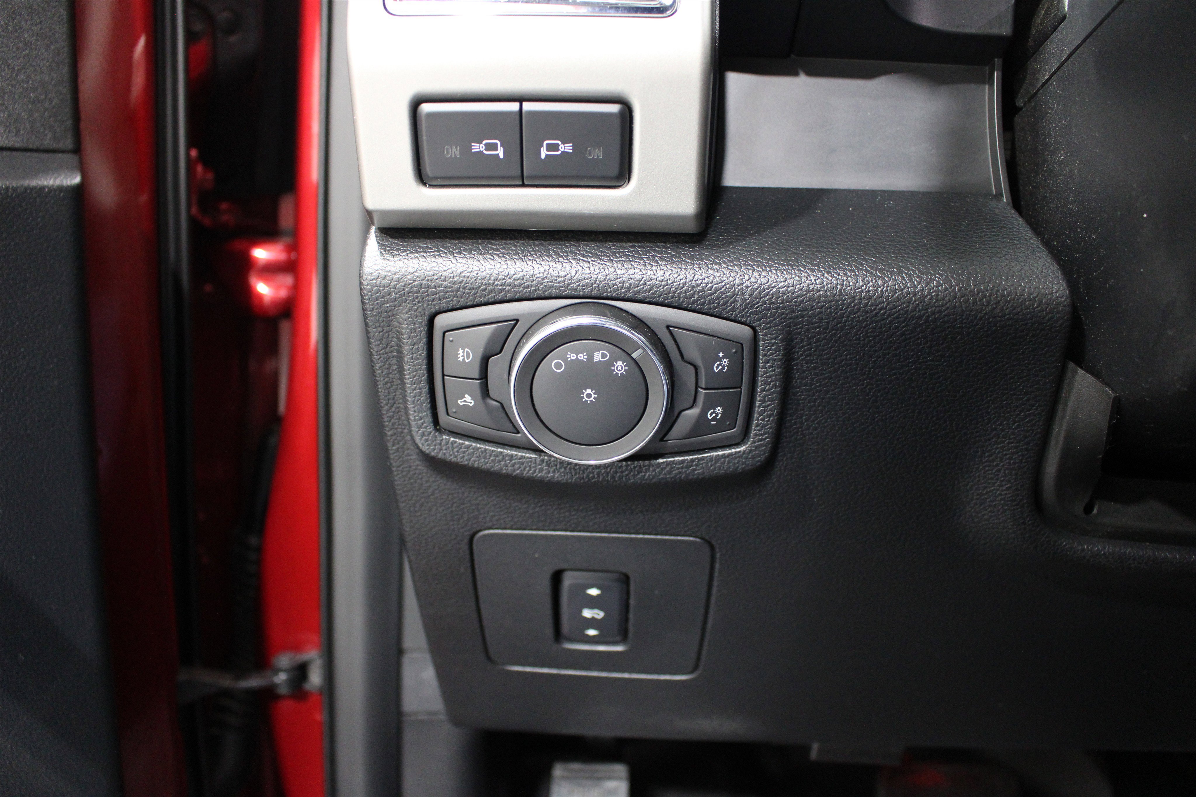 Used 2015 Ford F150 Lariat w/ Equipment Group 502A Luxury image 9