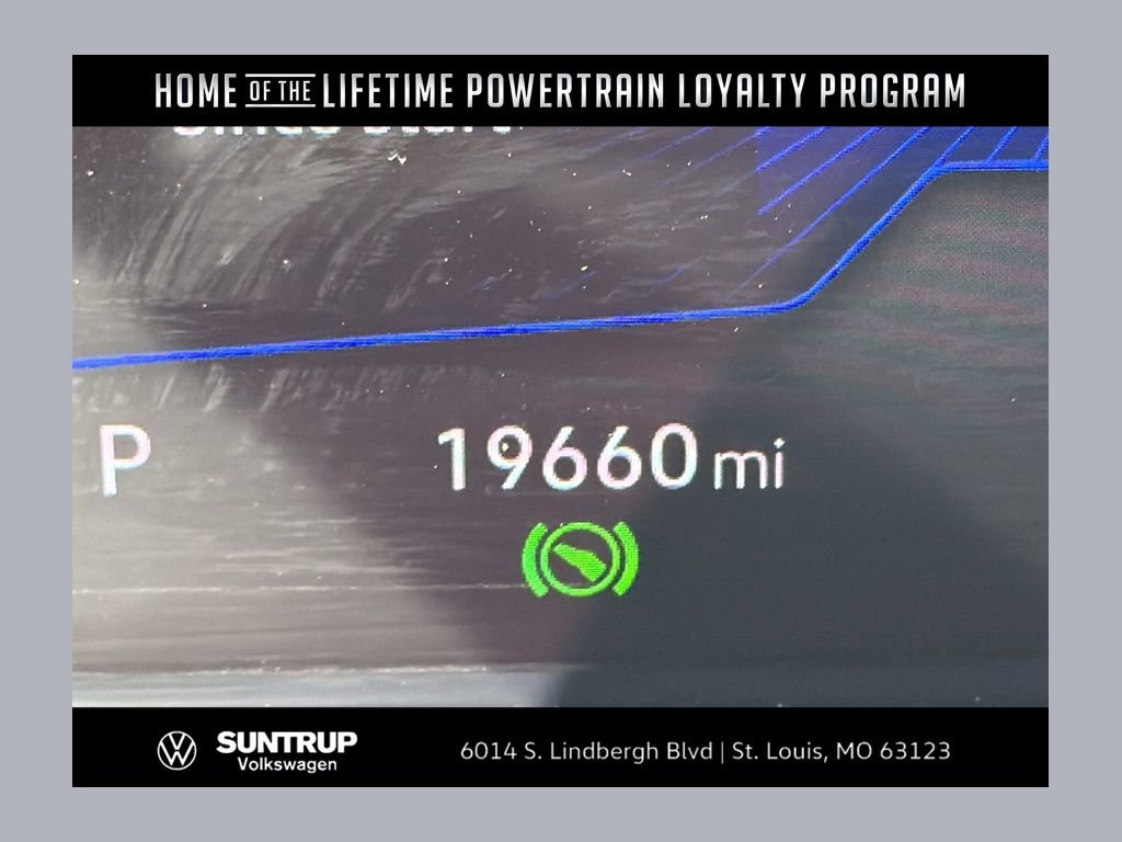 Used 2024 Volkswagen Taos SE image 1