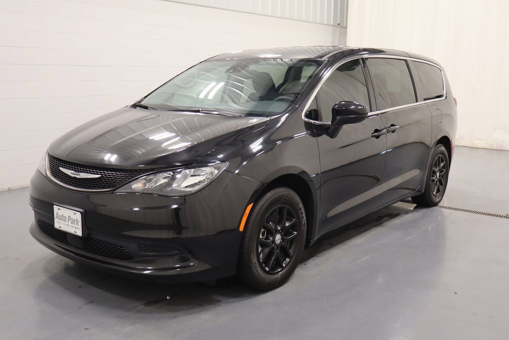 Used 2023 Chrysler Voyager LX image 3