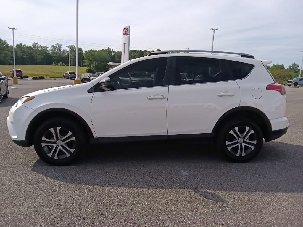 Used 2018 Toyota RAV4 LE FWD image 6