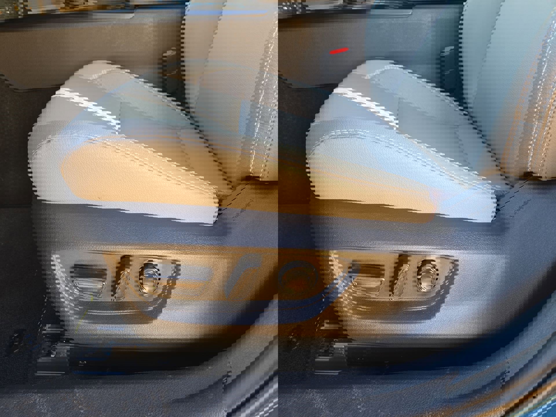 Used 2025 Toyota Camry SE w/ Multimedia Upgrade Package image 17