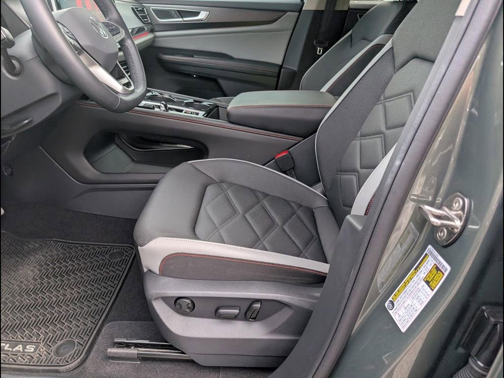 Certified 2025 Volkswagen Atlas Peak Edition SE AWD/4WD image 10