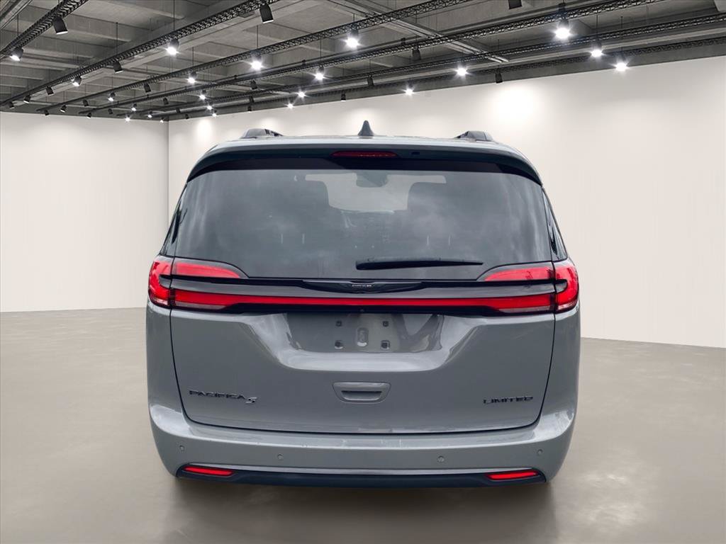 Used 2025 Chrysler Pacifica Limited FWD image 6