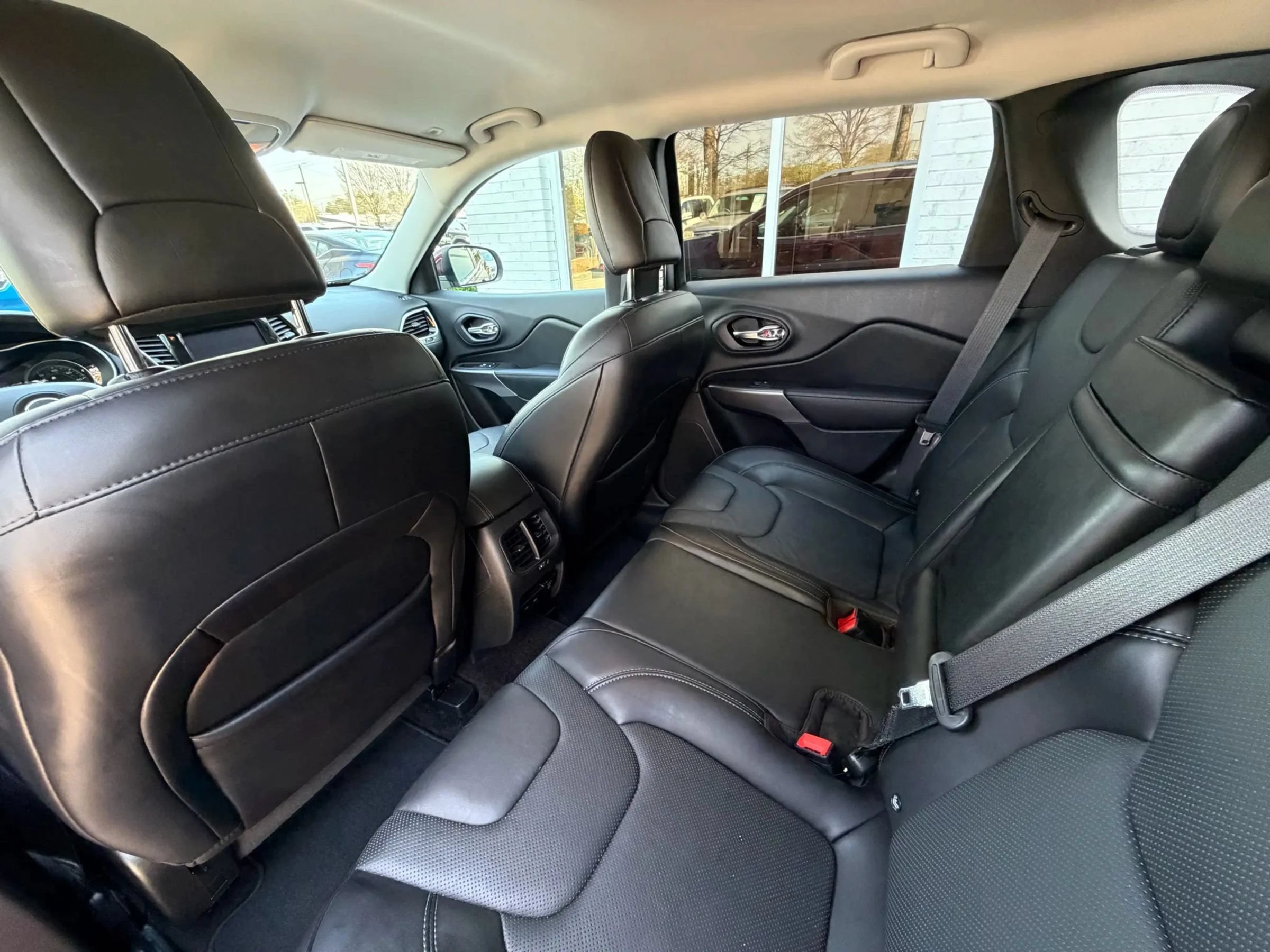 Used 2019 Jeep Cherokee Limited AWD/4WD image 18