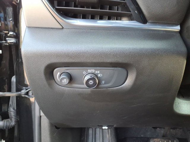Used 2022 Chevrolet Traverse LT FWD image 16