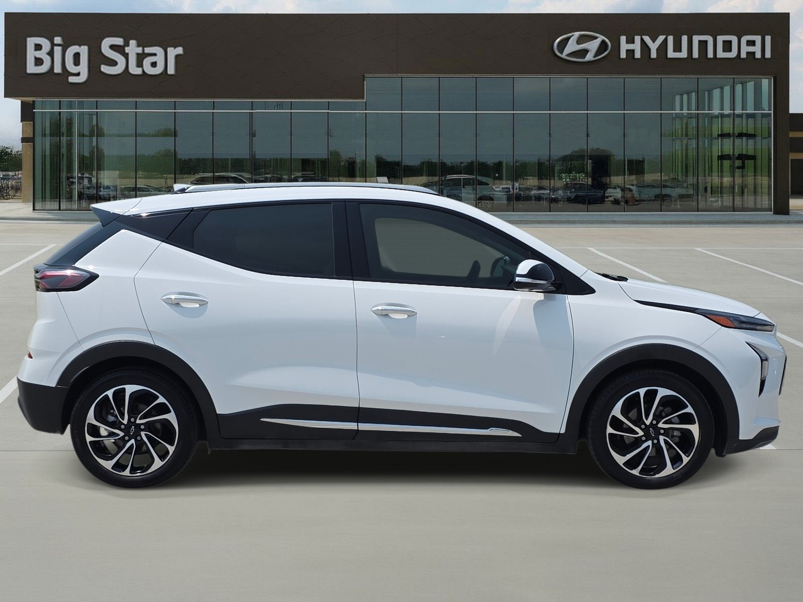 Used 2023 Chevrolet Bolt EUV Premier w/ Sun & Sound Package FWD image 5