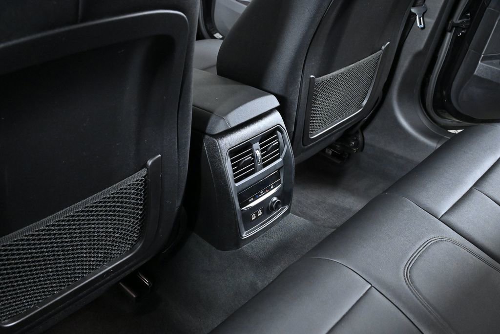 Used 2019 BMW 330i xDrive Sedan w/ Driving Assistance Package image 32