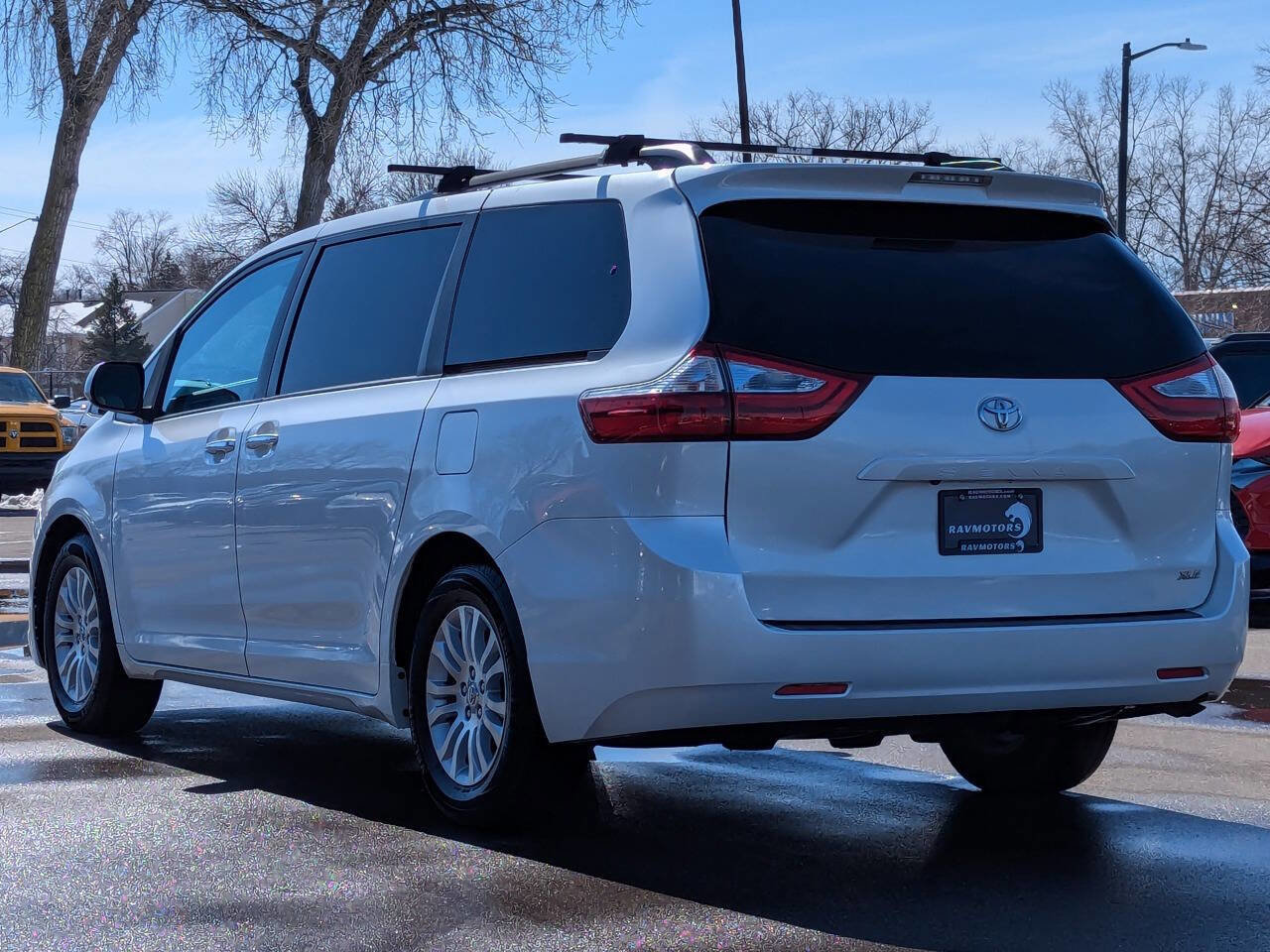 Used 2017 Toyota Sienna XLE image 9