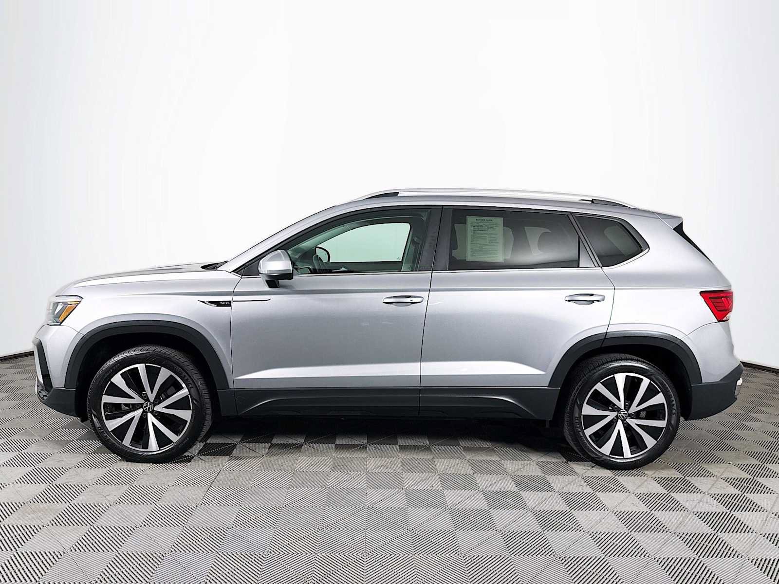 Used 2024 Volkswagen Taos SE FWD image 8