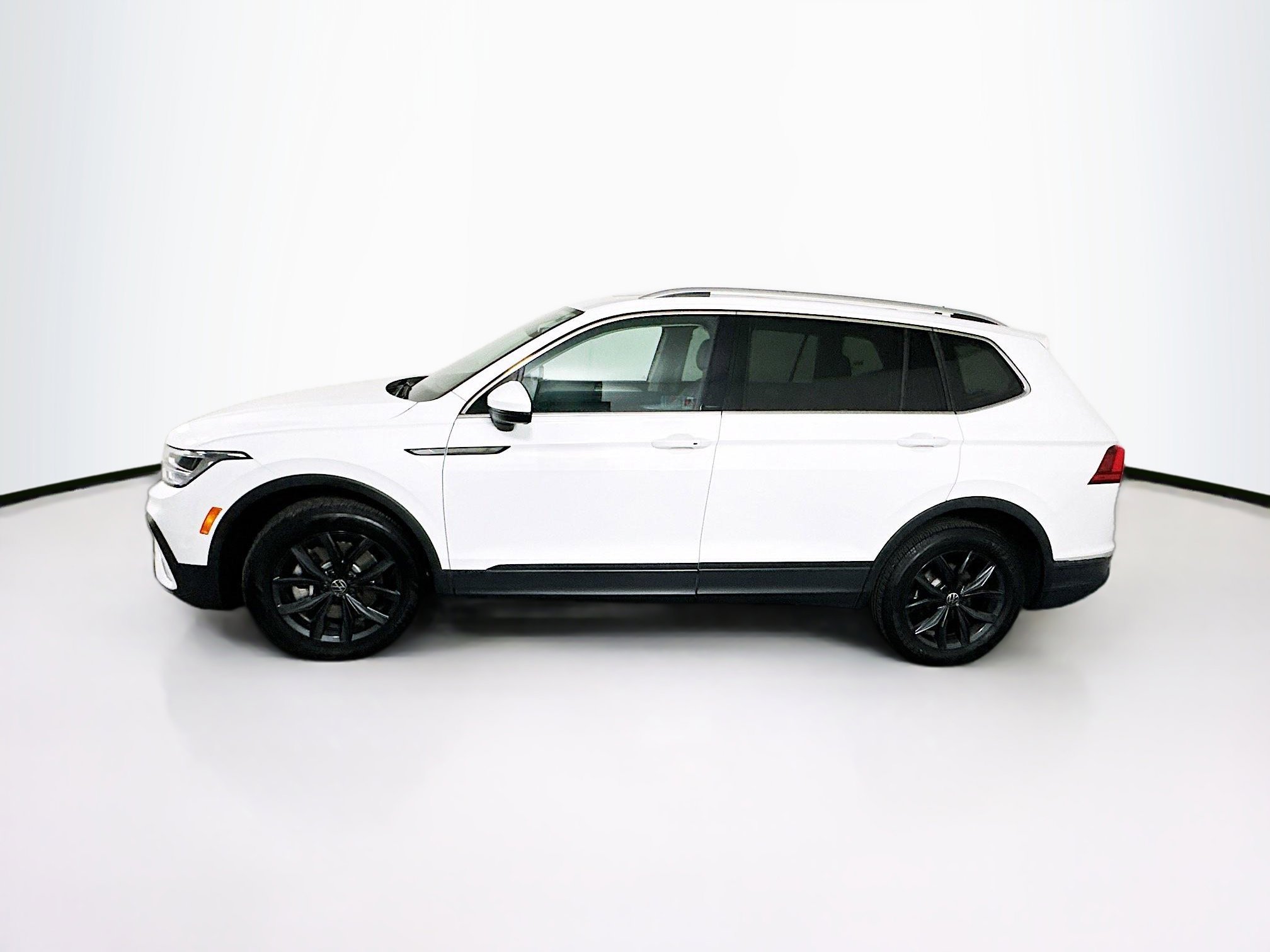 Used 2024 Volkswagen Tiguan SE image 4