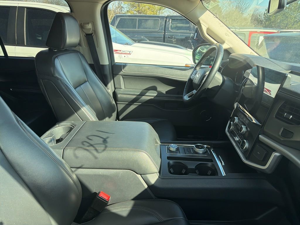 Used 2024 Ford Expedition XLT image 2