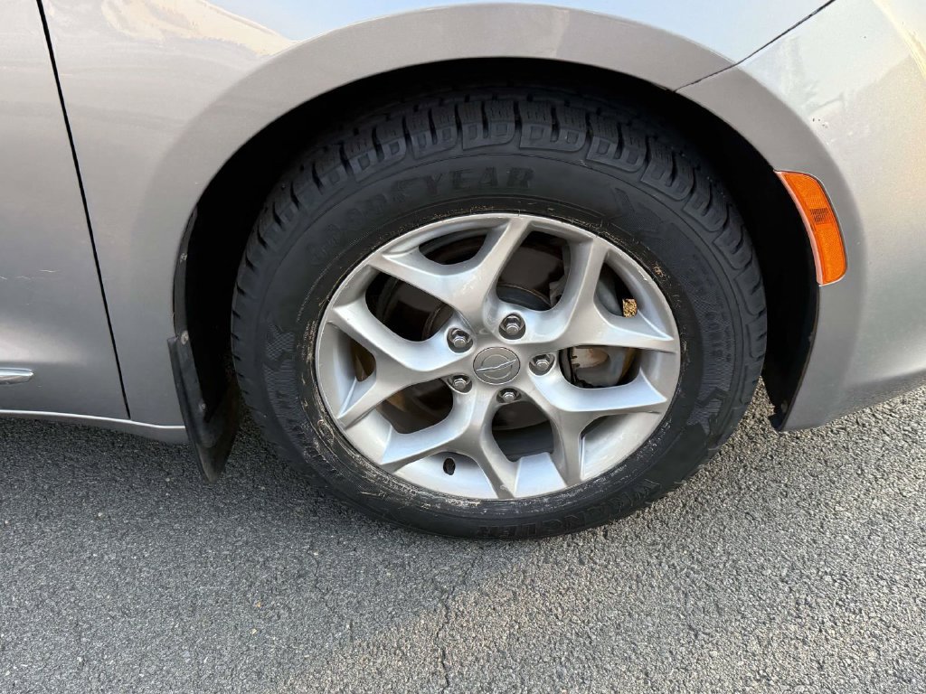 Used 2018 Chrysler Pacifica Touring-L Plus w/ Tire & Wheel Group FWD image 11