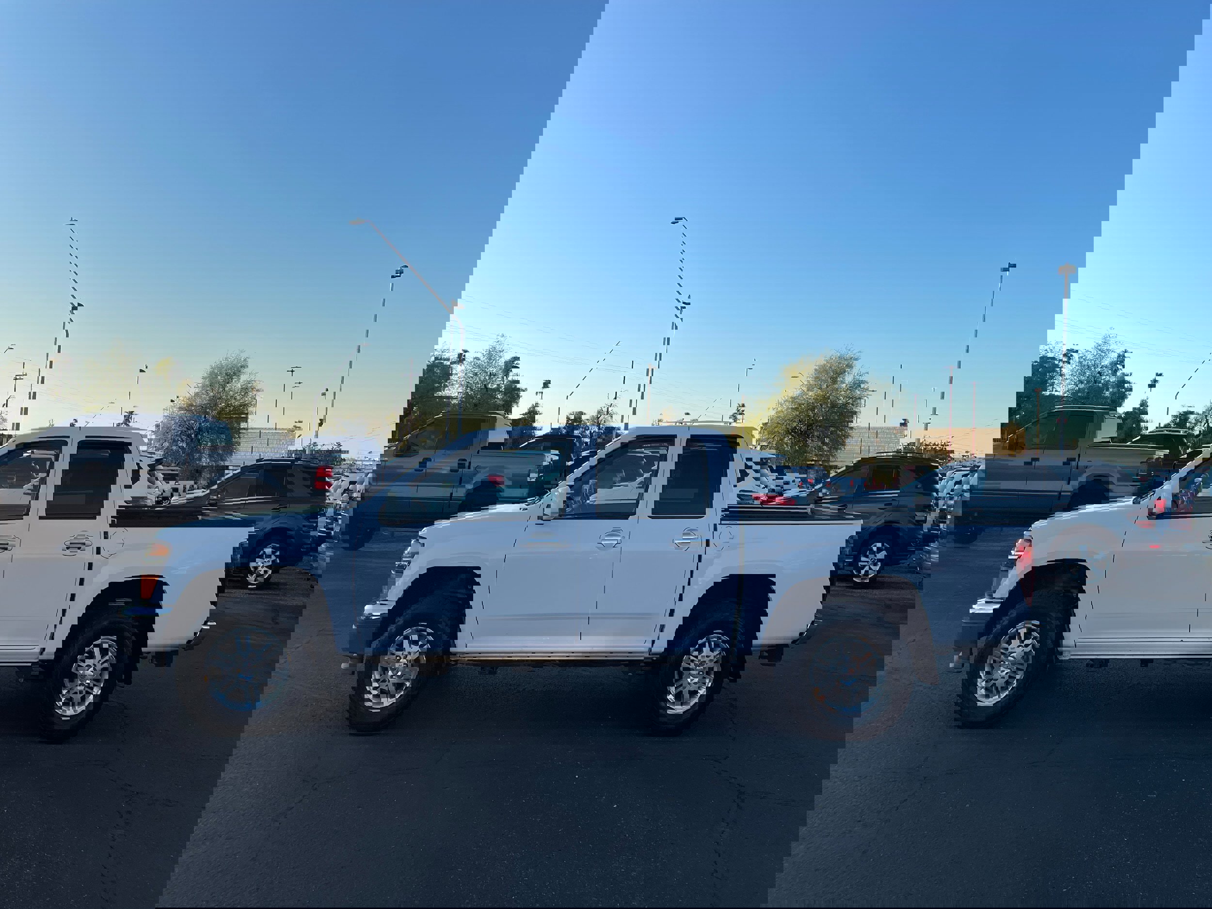 Used 2011 GMC Canyon SLE image 2