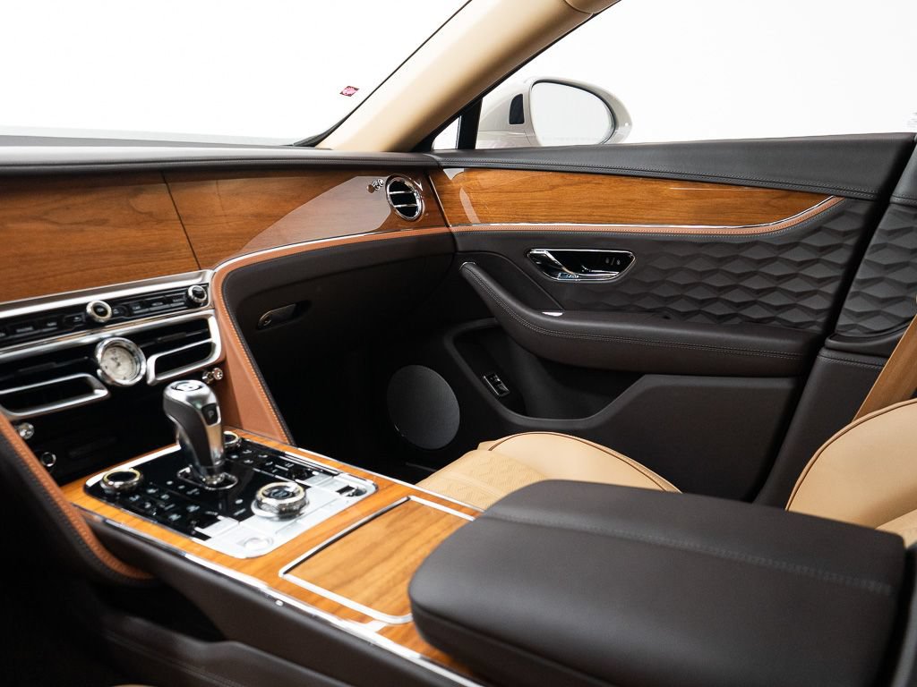 Used 2025 Bentley Flying Spur Plug-In Hybrid AWD/4WD image 30