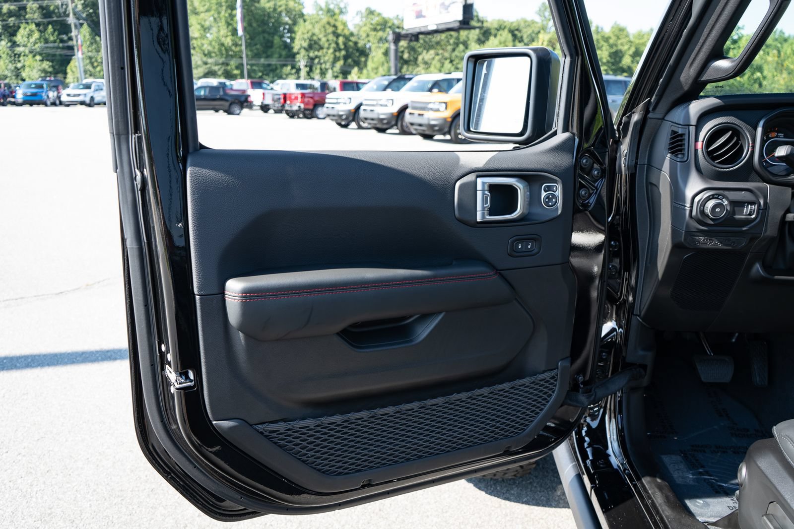New 2027 Jeep Wrangler Unlimited Rubicon AWD/4WD image 31
