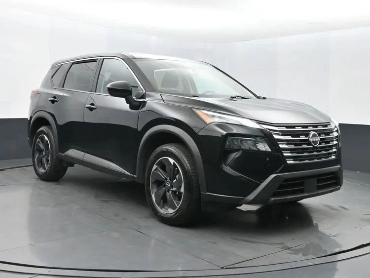 Used 2024 Nissan Rogue SV image 2