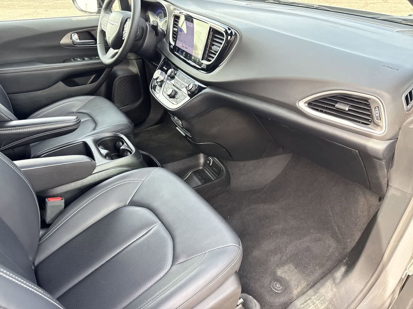 Used 2025 Chrysler Pacifica Select FWD image 12