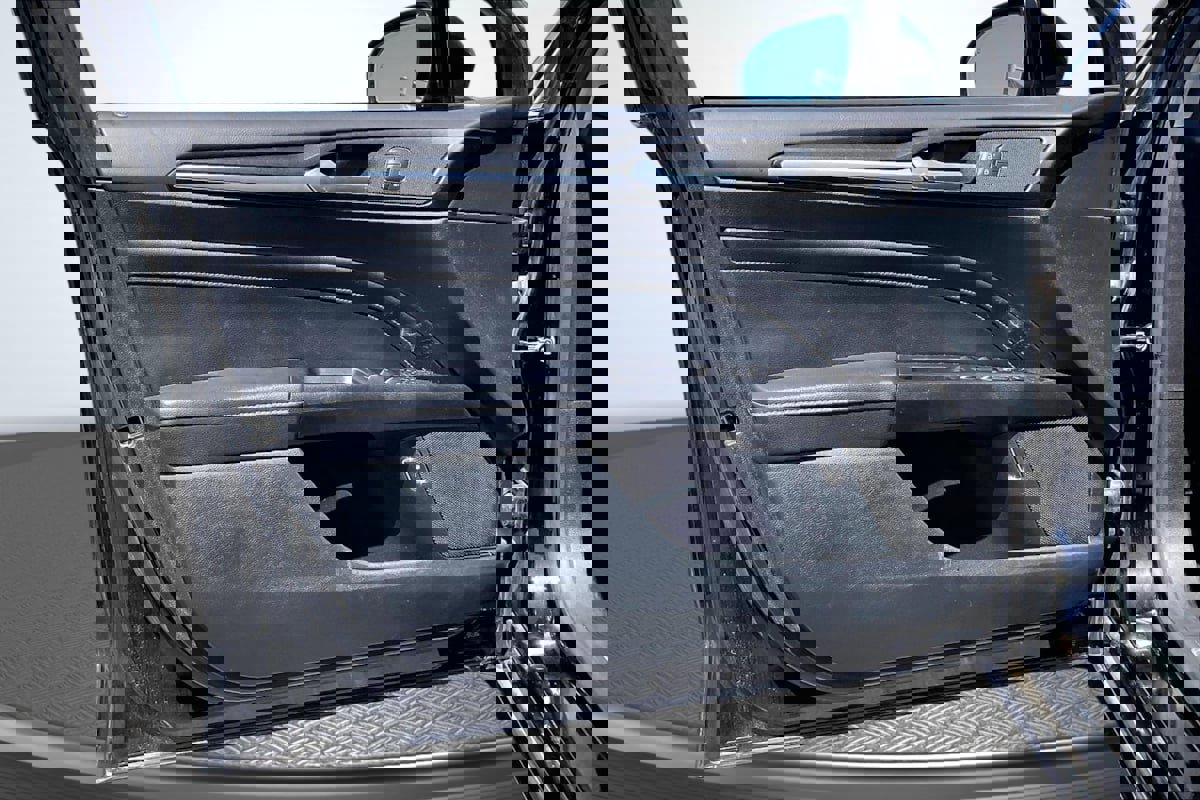 Used 2017 Ford Fusion Energi Titanium FWD image 23