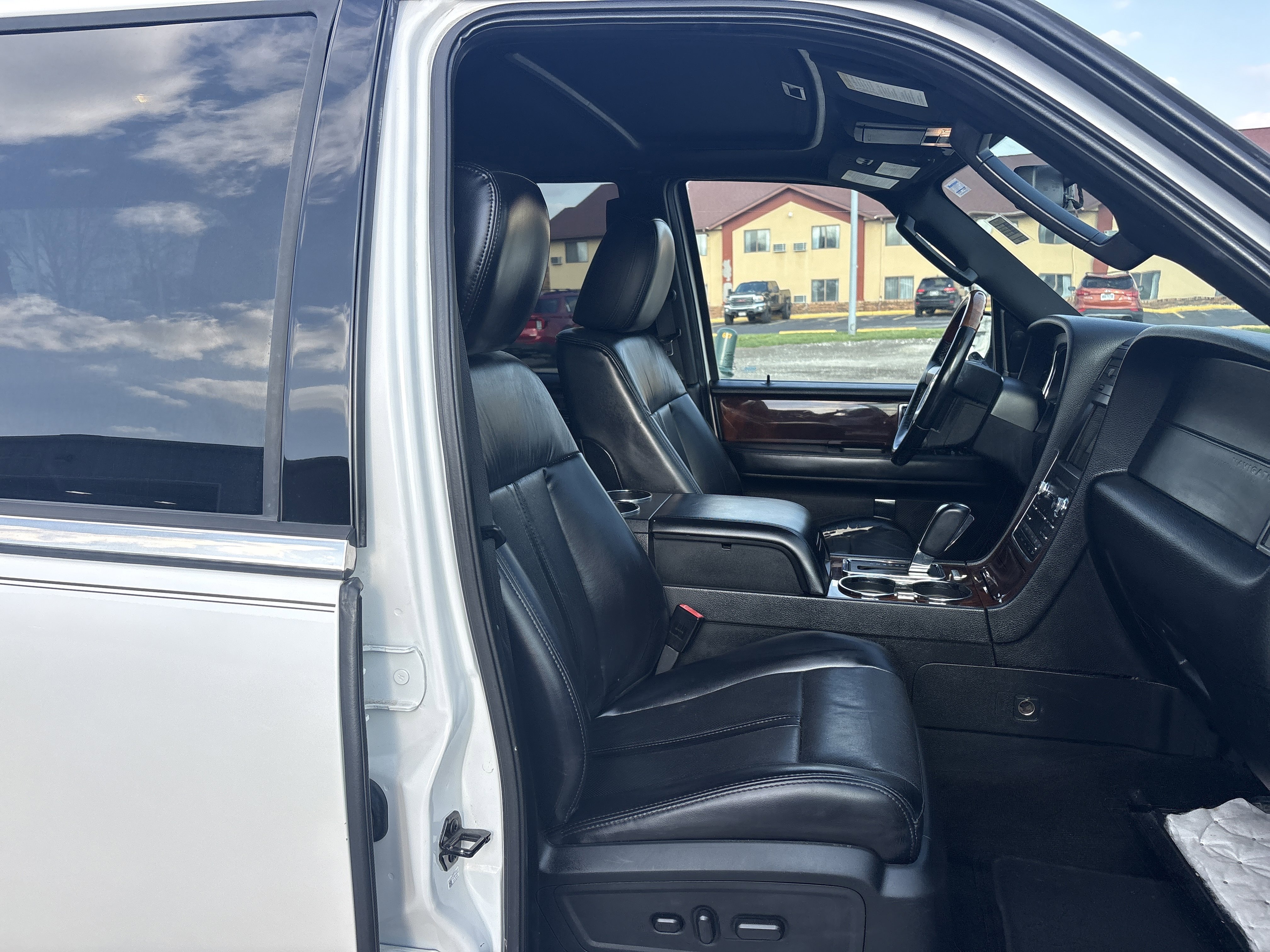 Used 2017 Lincoln Navigator L Select image 11