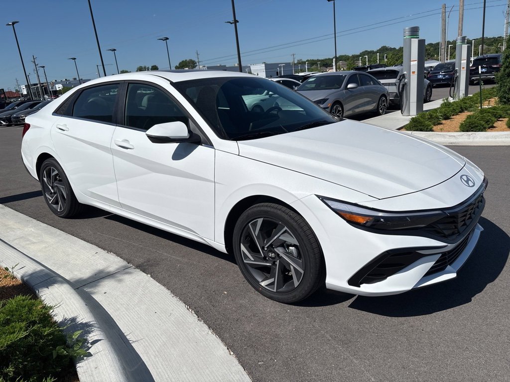 New 2025 Hyundai Elantra Limited image 3
