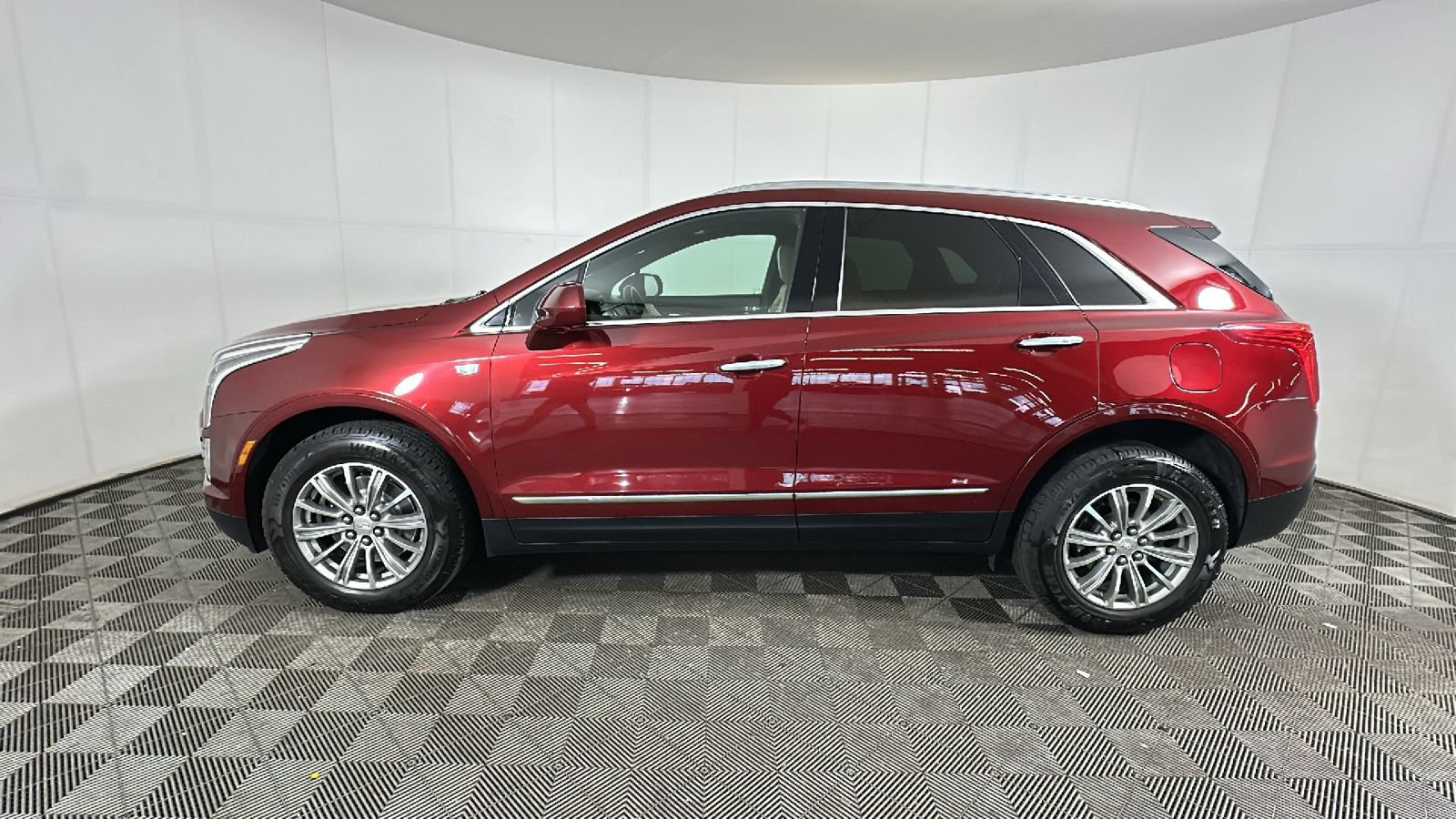 Used 2018 Cadillac XT5 Luxury w/ Driver Awareness Package AWD/4WD image 7