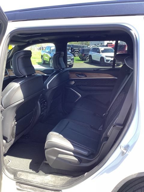 Used 2025 Jeep Grand Cherokee L Summit AWD/4WD image 18