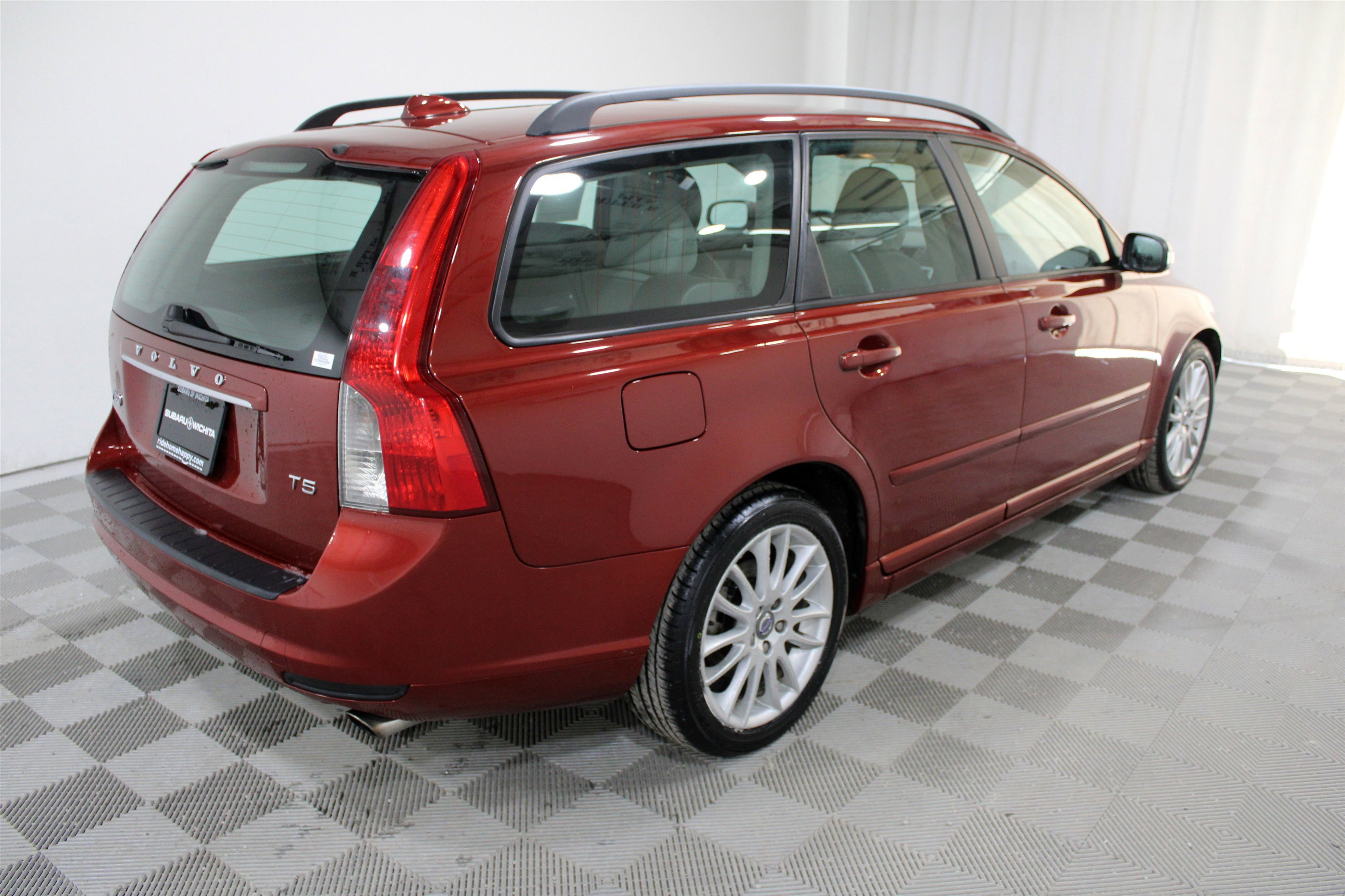 Used 2011 Volvo V50 T5 image 24
