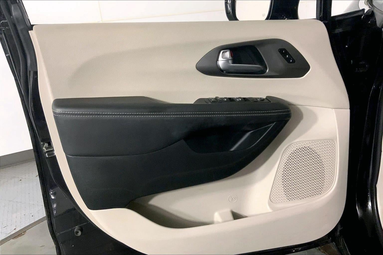 Used 2024 Chrysler Pacifica Touring-L FWD image 25